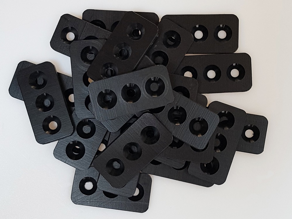 viele schwarze PE Frästeile