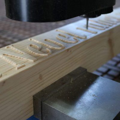 CNC-Fräsen-Holz-Balken-Buchstaben-erhaben-Massivholz-Details