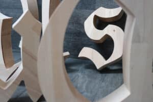 CNC-Fräsen-Holz-3D-Buchstaben-Logo-Massivholz-Details