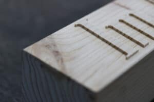 Holzbalken mit erhabenen Buchstaben