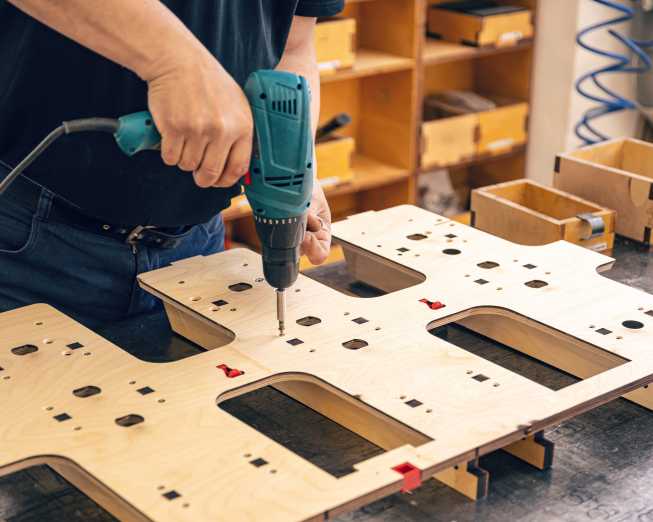 Ein Handwerker montiert eine CNC gefräste Transportvorrichtung