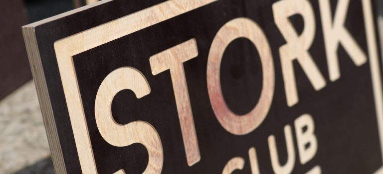 CNC-Fräsen-Holz-Platte,-Siebdruckplatte-aus-Holz-CNC-fräsen,-Werbung-Logo-CNC-fräsen-lassen,-Detail CNC-Fräsen-Holz-Platte,-Siebdruckplatte-aus-Holz-CNC-fräsen,-Werbung-Logo-CNC-fräsen-lassen,-Detail
